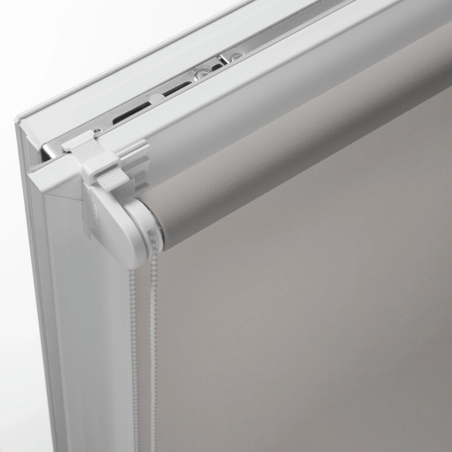 Detailaufnahme: Gardinia EasyFix Rollo, 90x210 cm, steingrau, mit Kettenzug und Klemmträger.