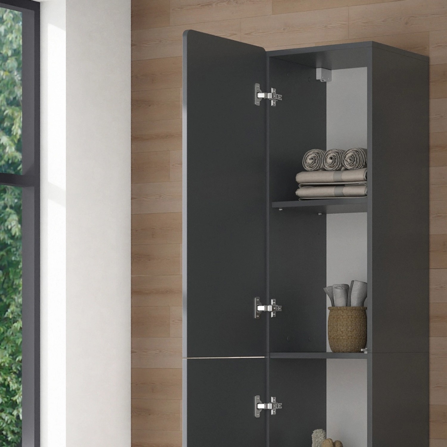 Grauer Vicco Badschrank Izan (37x172 cm) mit offenen Fächern und Badutensilien.