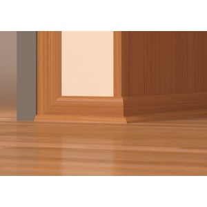 Weißer Viertelstab (12mm) als Wandabschlussleiste auf Holzboden.