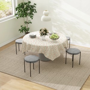 HOMCOM 4er-Set Hocker aus Metall mit grauem Samtbezug um einen Esstisch gruppiert.