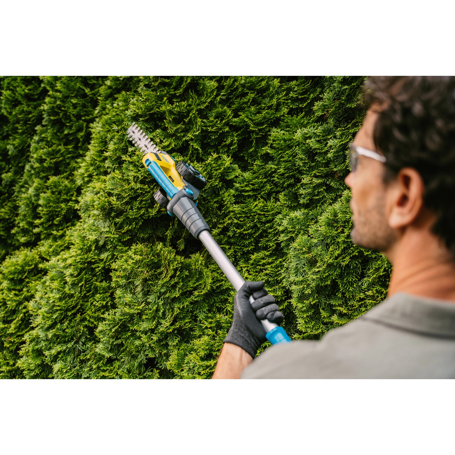 Gloria FineCut Compact Akku-Gras- und Strauchschere im Einsatz zum Heckenschneiden.