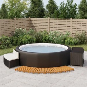 vidaXL Whirlpool-Umrandung in Schwarz mit Akazienholz-Stufen und cremeweißen Kissen.