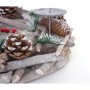 Adventskranz aus hellem Holz mit Tannenzapfen, roten Beeren und Kerzenhalter für Weihnachtsdekoration.