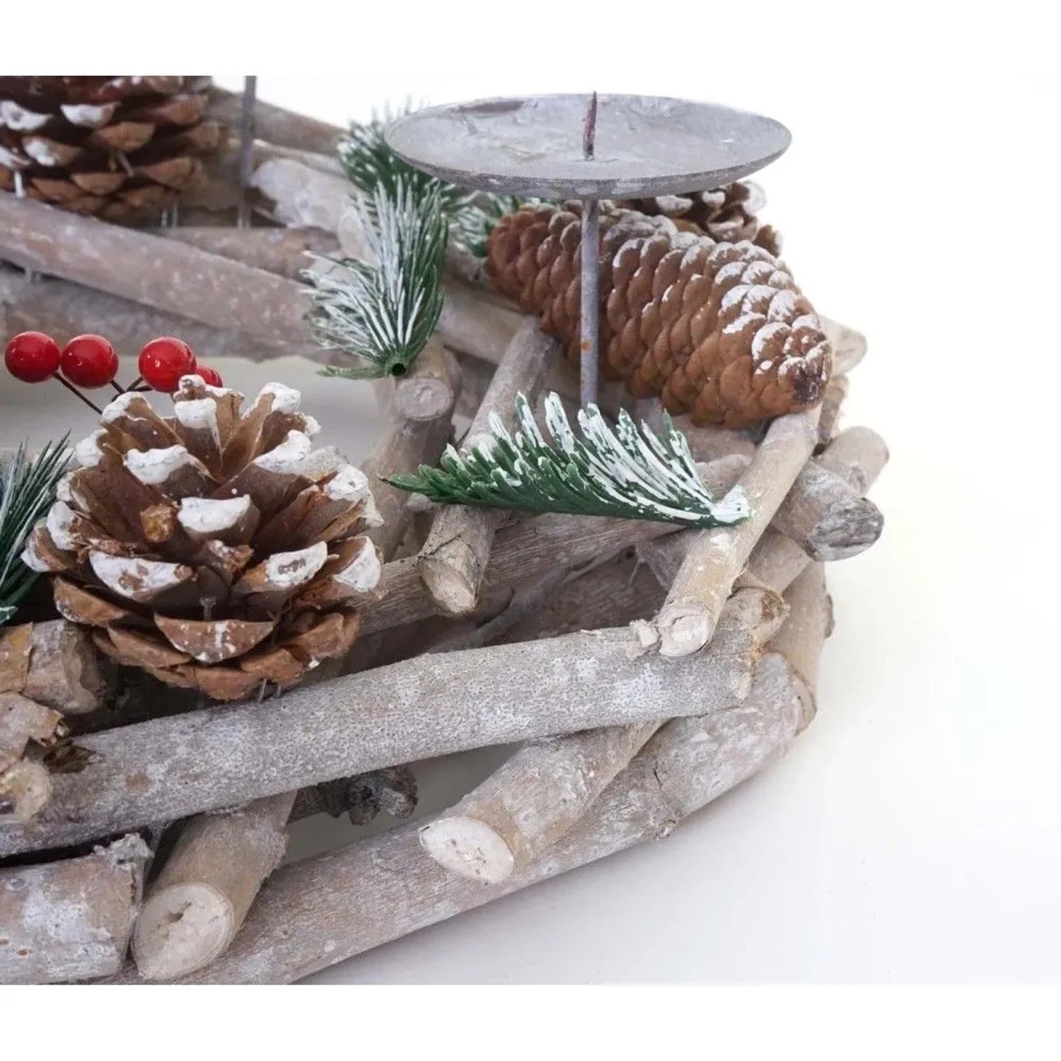 Adventskranz aus hellem Holz mit Tannenzapfen, roten Beeren und Kerzenhalter für Weihnachtsdekoration.