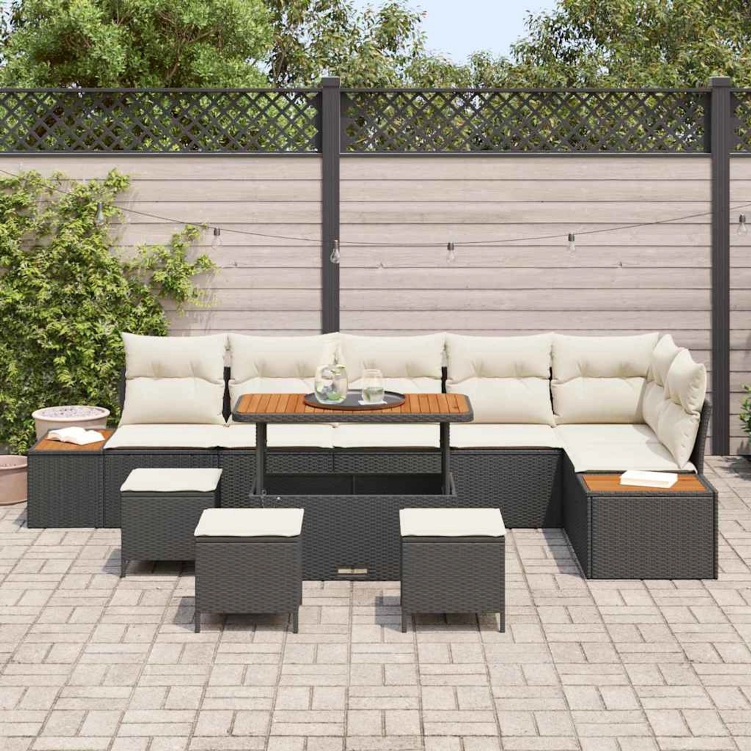 Schwarzes 10-teiliges Garten-Sofa-Set aus Rattan und Akazie mit Tisch und Kissen.