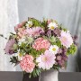 Blumenstrauß mit Wiesenmargeriten und rosa Blüten im Topf.