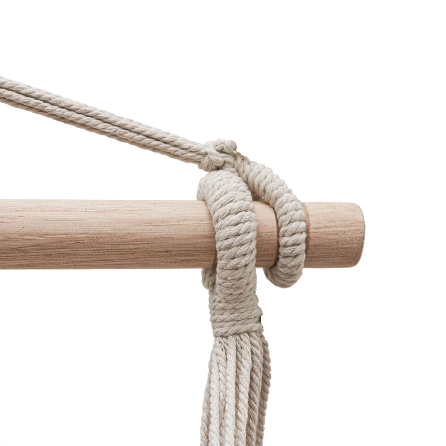 Detailaufnahme: Holzstab mit Seilaufhängung des AMANKA XL Hängesessels.