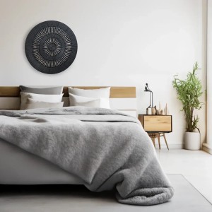 Kobolo Wandbild PUNE, runde Holzdeko in Schwarz und Gold im Schlafzimmer.