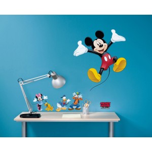 Deco-Sticker Mickey and Friends (50x70cm) an blauer Wand über Schreibtisch mit Lampe.