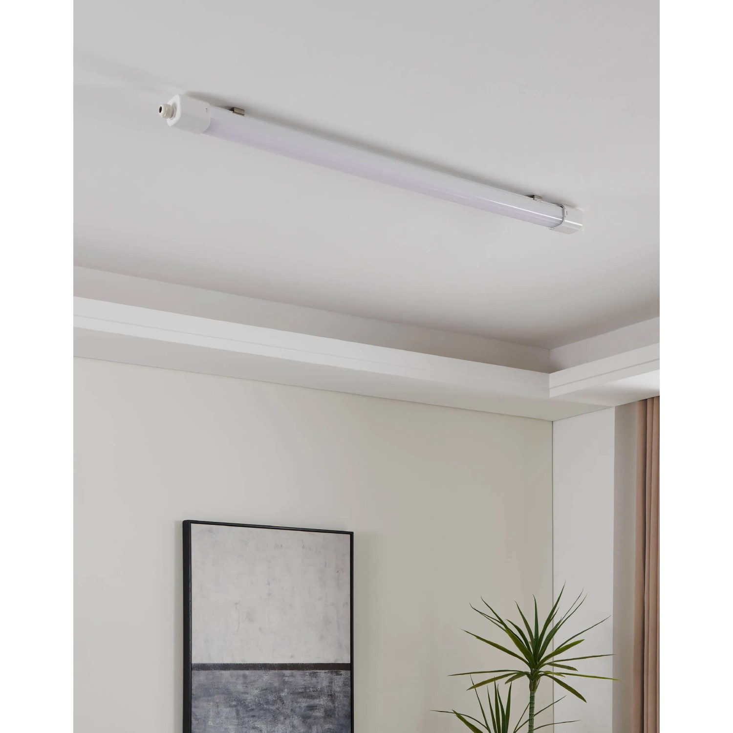 Weiße Eglo LED-Feuchtraumleuchte Slim mit Sensor, 149,5 cm, an Decke montiert.