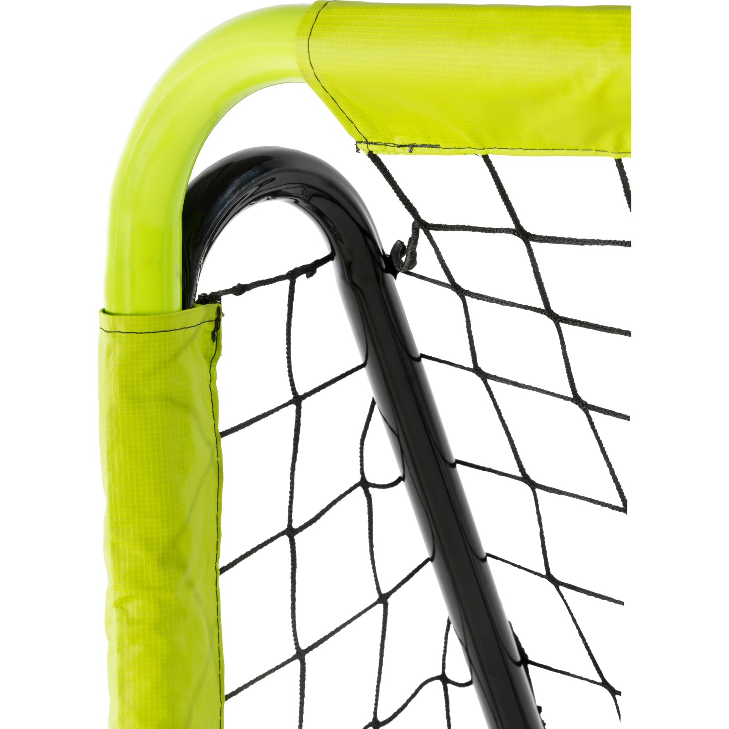 Detailaufnahme: Grünes/schwarzes EXIT Tempo Fußballtor (240x160cm) mit Netz.