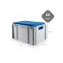 Graue Eurobox NextGen Sitzbox mit blauem Sitzkissen, 65 Liter, Griffe und Maßangaben.