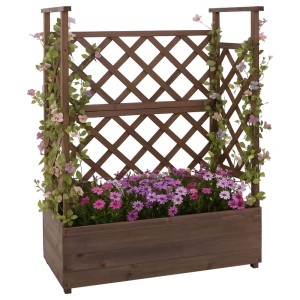 Braunes Holz Hochbeet mit Rankgitter und bunten Blumen im Pflanzkasten.