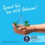Hände halten Wassertropfen, der bis zu 45% Wasser spart. Grohe Vitalio Get Stick Handbrause.