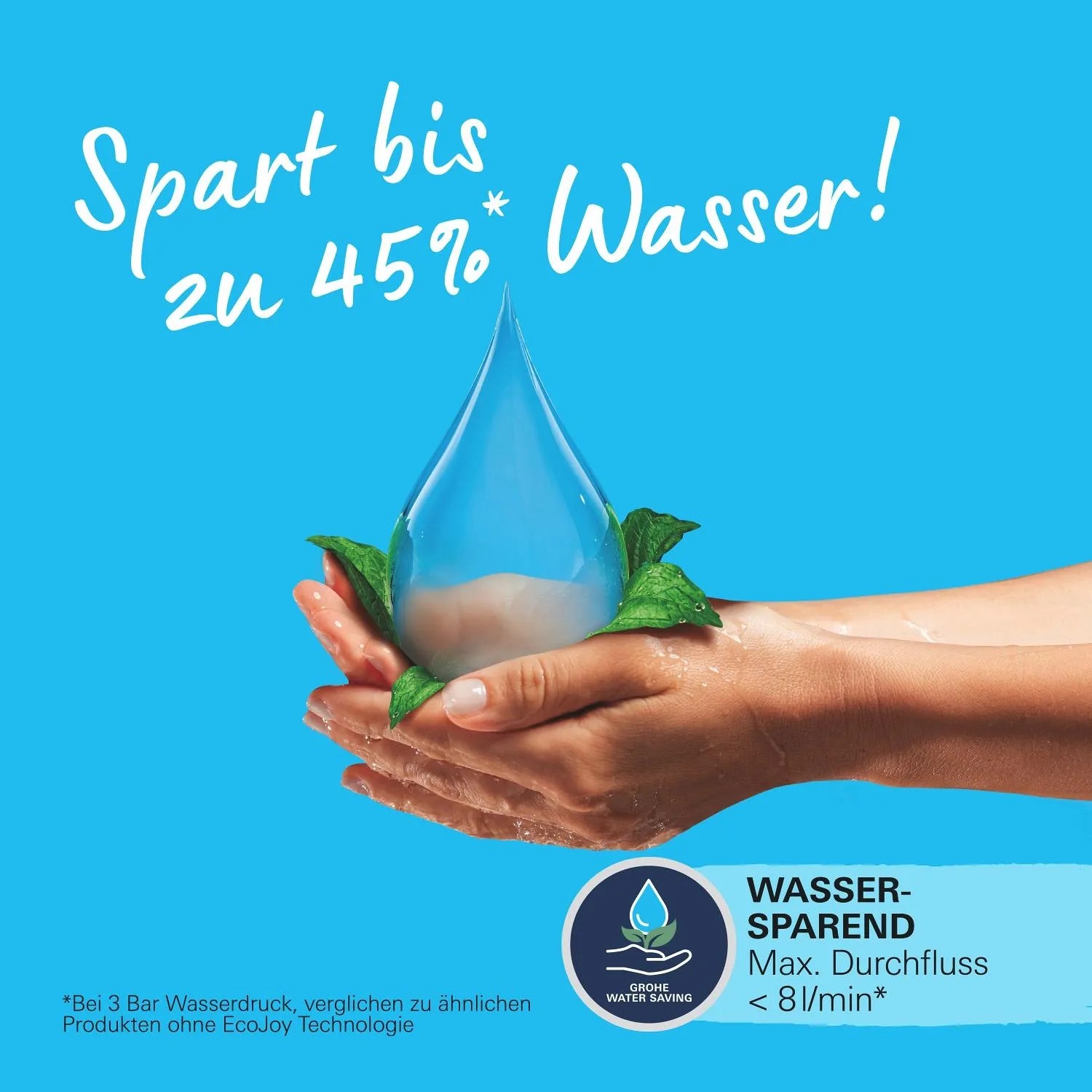 Hände halten Wassertropfen, der bis zu 45% Wasser spart. Grohe Vitalio Get Stick Handbrause.