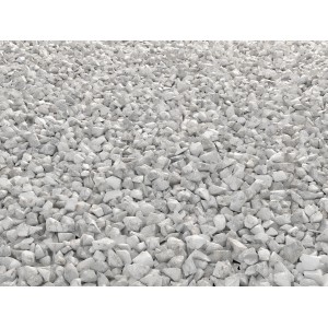 Weißer Marmorkies Carrara, Körnung 20-40 mm, ideal für Gartenwege und Dekoration.