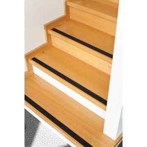 Treppe mit schwarzem Anti-Rutschband für mehr Sicherheit. Teppichgleitschutz.