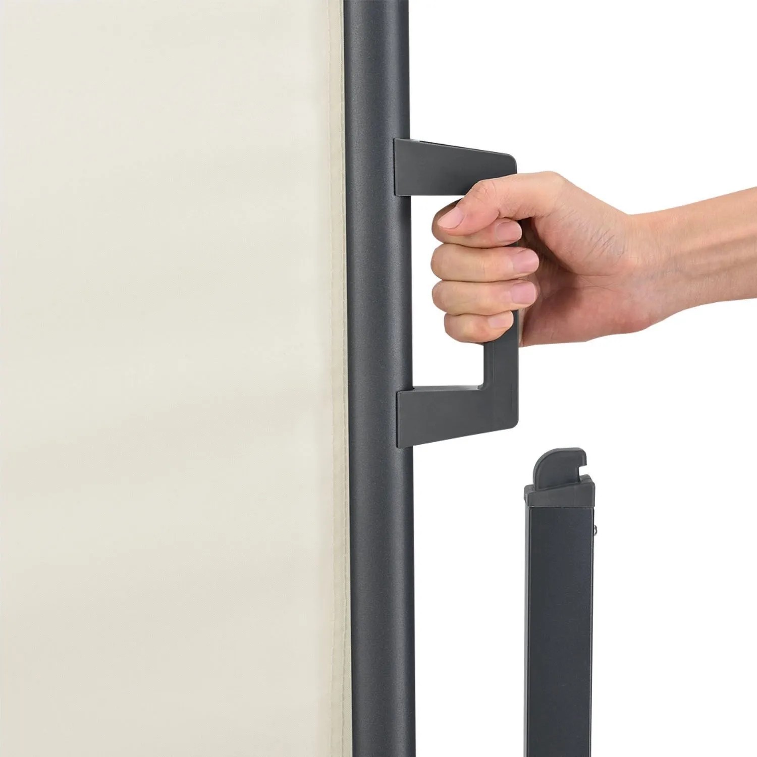 Detailaufnahme: Juskys Seitenmarkise Dubai, beige, mit Hand am Griff zum Ausziehen.