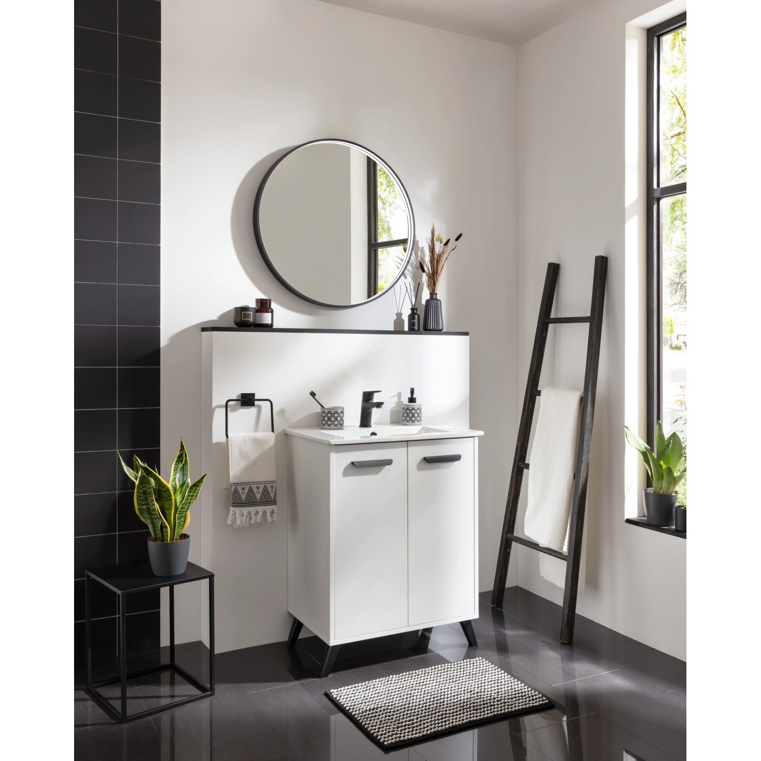 Runder, schwarzer LED-Spiegel (60 cm) von Badmobil im modernen Badezimmer.