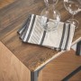 Detailansicht: SoBuy Bartisch-Set OGT03-XL mit Holzplatte, Karaffe, Glas und Stoffserviette.