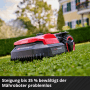 Einhell Freelexo 500 Mähroboter in Rot/Schwarz auf Rasen vor Haus. Ideal für bis zu 500 m².