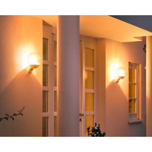 Weiße Steinel Außenwandleuchte L 585 S mit Bewegungsmelder an Hauswand.