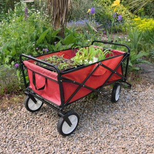 Roter Monstershop Faltbarer Gartenwagen mit Pflanzen im Garten.
