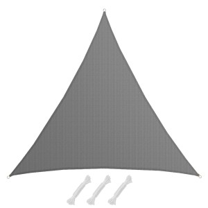 Graues, dreieckiges AMANKA Sonnensegel (8x8x8 m) aus wasserdurchlässigem HDPE mit Seilen.