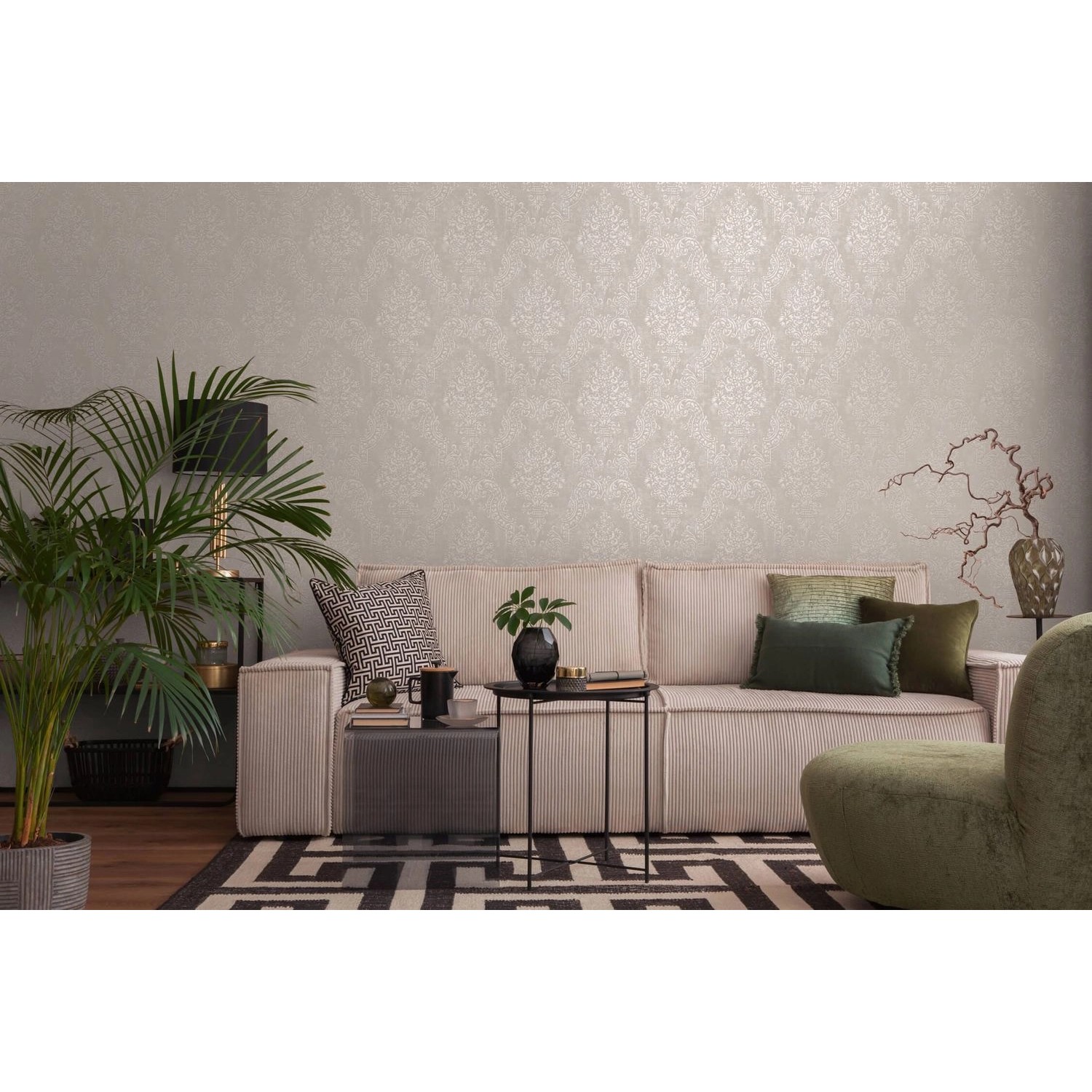 Wohnraum mit Barock Tapete in Beige/Grau mit schimmernden Ornamenten.