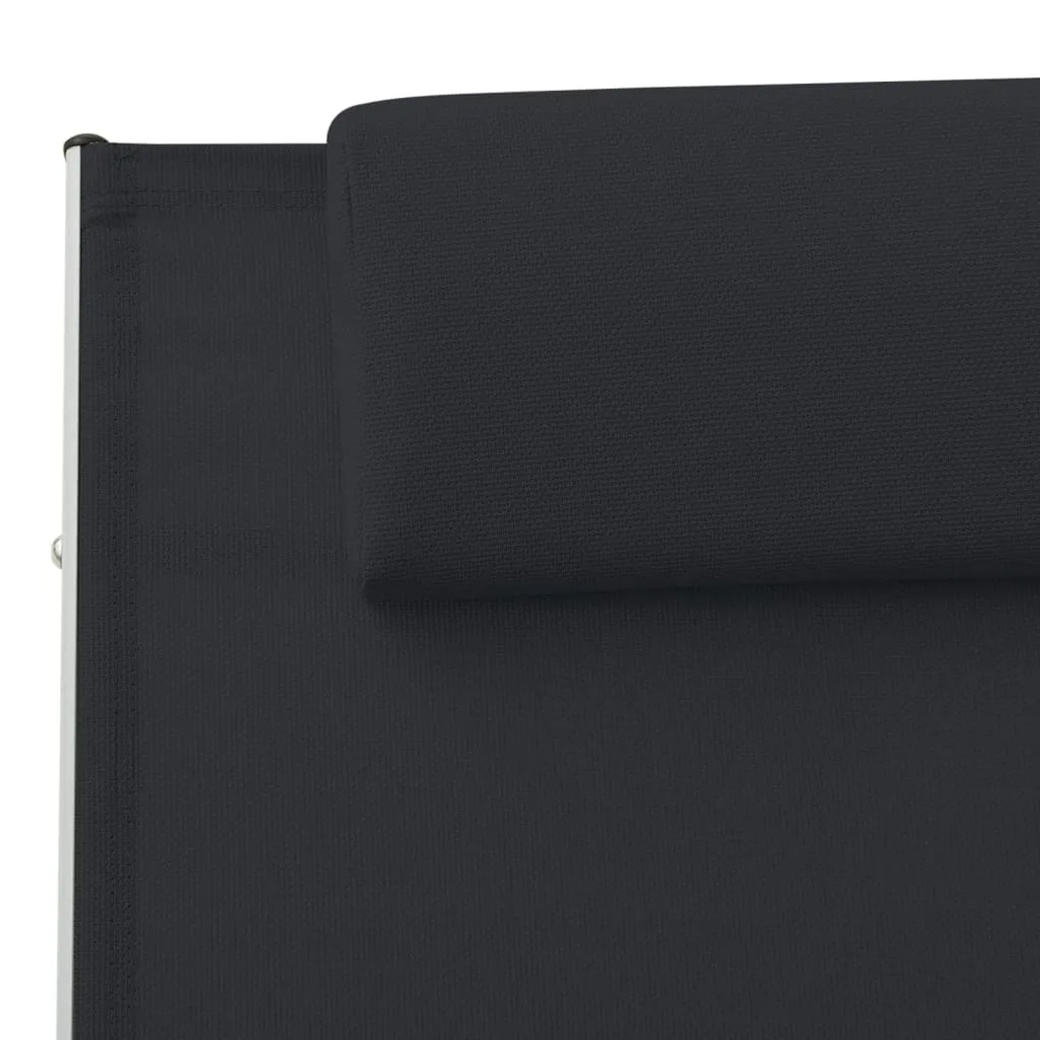 Detailansicht: Schwarze Textilene Sonnenliege mit Kissen und silbernem Aluminiumgestell.
