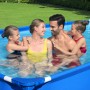 Familie im blauen Bestway Frame Pool Steel Pro. Eckiger Stahlrahmenpool im Garten.