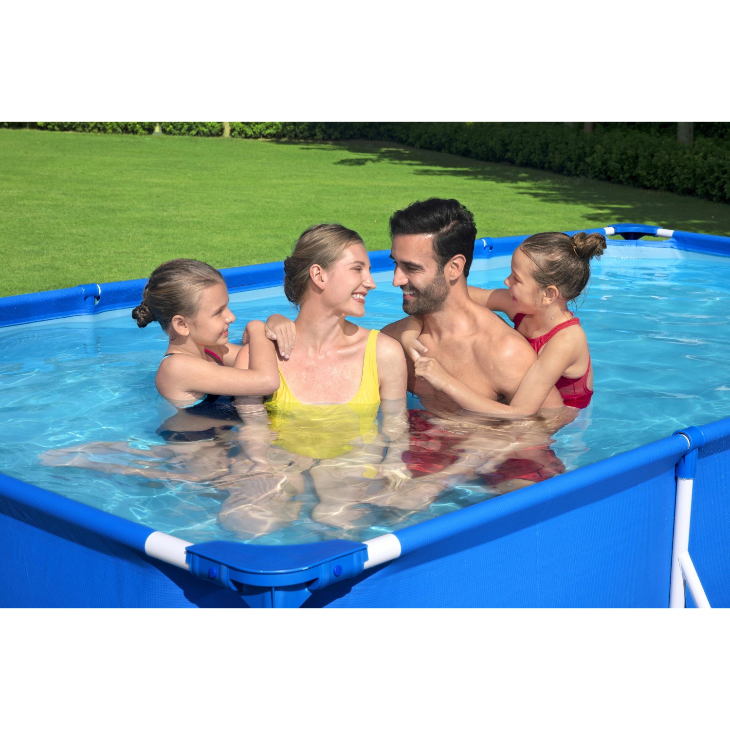 Familie im blauen Bestway Frame Pool Steel Pro. Eckiger Stahlrahmenpool im Garten.