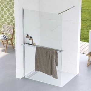 Aquabatos Walk-In Duschkabine aus 8mm Glas mit Chromprofilen, Ablage und Handtuchhalter im modernen Bad.