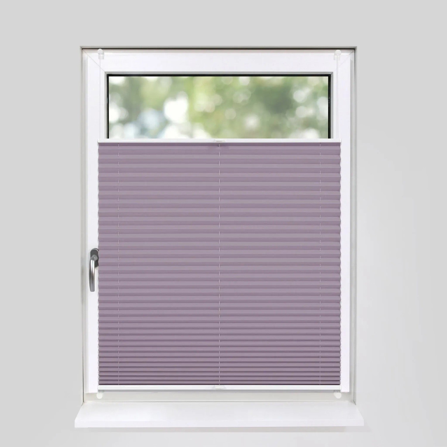 Fliederfarbenes Plissee 90x210 cm am Fenster, blickdicht, ohne Bohren mit Klemmfix montiert.