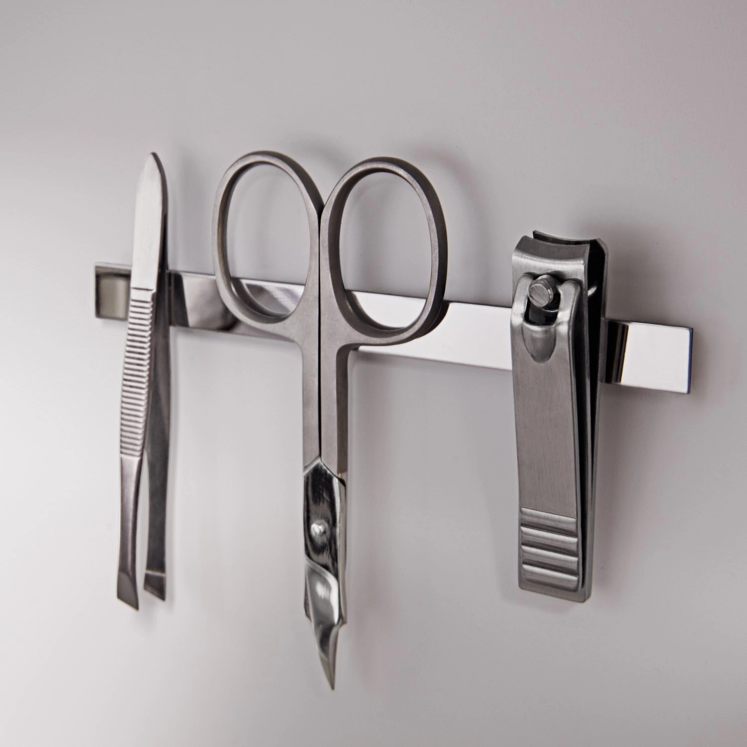Villeroy & Boch Spiegelschrank Zubehör: Pinzette, Schere und Nagelknipser an Magnetleiste.