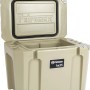 Geöffnete Petromax Kühlbox kx25 in Sand. Robuste, doppelwandige Kühlbox für Camping und Outdoor-Aktivitäten.