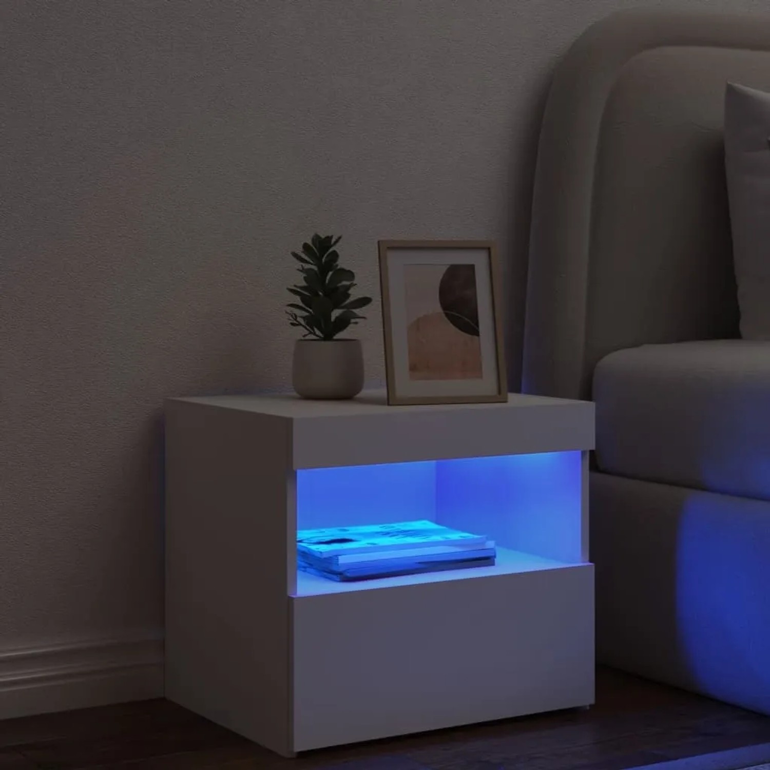 Weißer Nachttisch mit LED-Beleuchtung, 50x40x45 cm, mit Deko und Ablagefach.