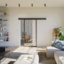 Loft+Mehr Schiebetür-Set Klarglas, 94x206 cm, mit schwarzem Beschlag in Wohnraum-Szene.
