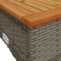 Detailansicht: Graue Rattan Gartenmöbel mit Akazienholz Tischplatte.