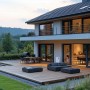 Haier Energiespeicher Gloria HPS-2.5-800 vor modernem Haus mit Terrasse. Balkonkraftwerk Speicher.
