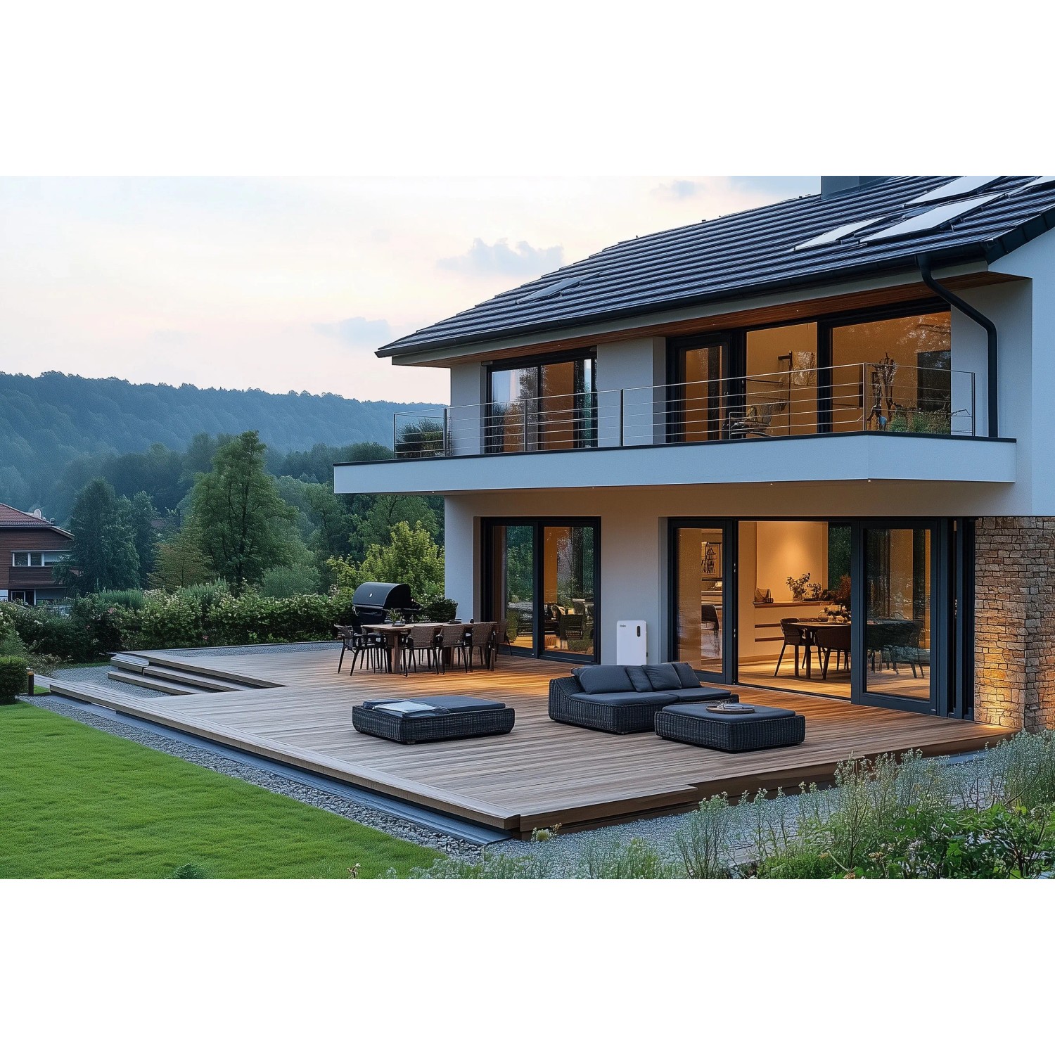Haier Energiespeicher Gloria HPS-2.5-800 vor modernem Haus mit Terrasse. Balkonkraftwerk Speicher.