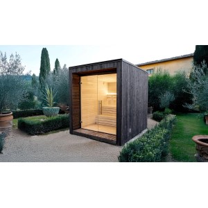 Weka Saunahaus Luua Cube: Schwarzes Holzhaus mit Glasfront im Garten.