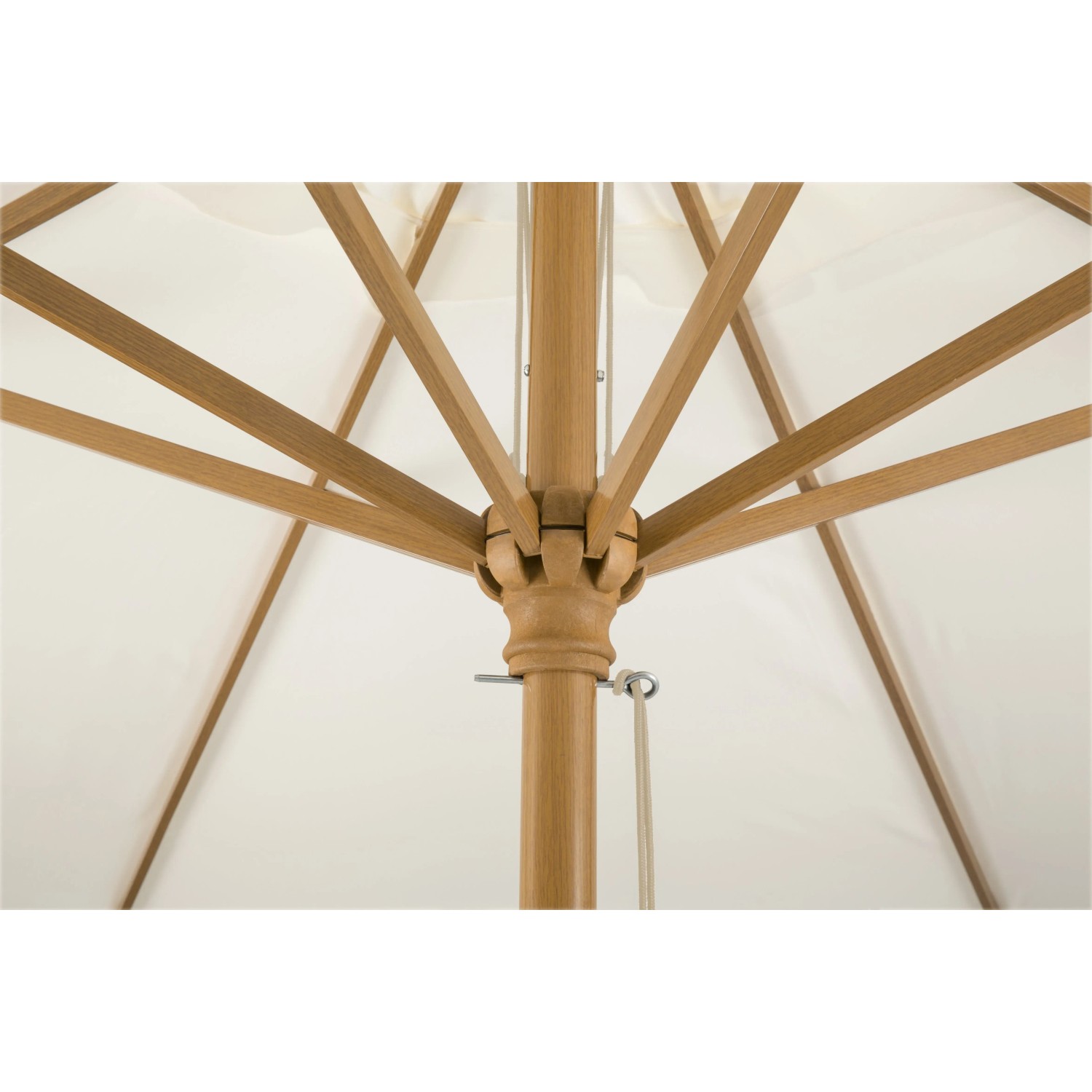 Detailaufnahme Marktschirm Malaga, Ø 300 cm, mit Seilzug: Holzgestell und cremefarbene Bespannung.