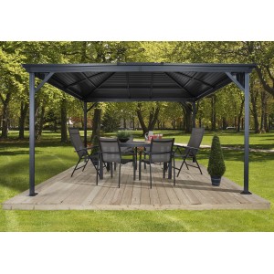 Sojag Pavillon Ventura, anthrazitfarben, mit Tisch und Stühlen auf einer Holzterrasse im Garten.
