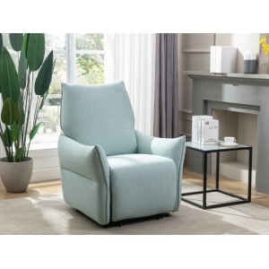Hellblauer Stoff-Relaxsessel Modoc im modernen Wohnzimmer, neben Fenster und Beistelltisch.