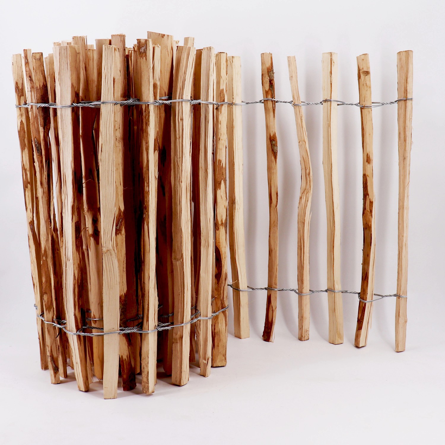 Aquagart Staketenzaun, 90cm hoch, aus Haselnussholz, mit verzinktem Draht.