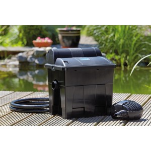Oase BioSmart Set 7000: Durchlauffilter-Set mit Pumpe und Schlauch für Teiche bis 7000 Liter.