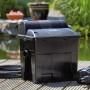 Oase BioSmart Set 7000: Durchlauffilter-Set mit Pumpe und Schlauch für Teiche bis 7000 Liter.