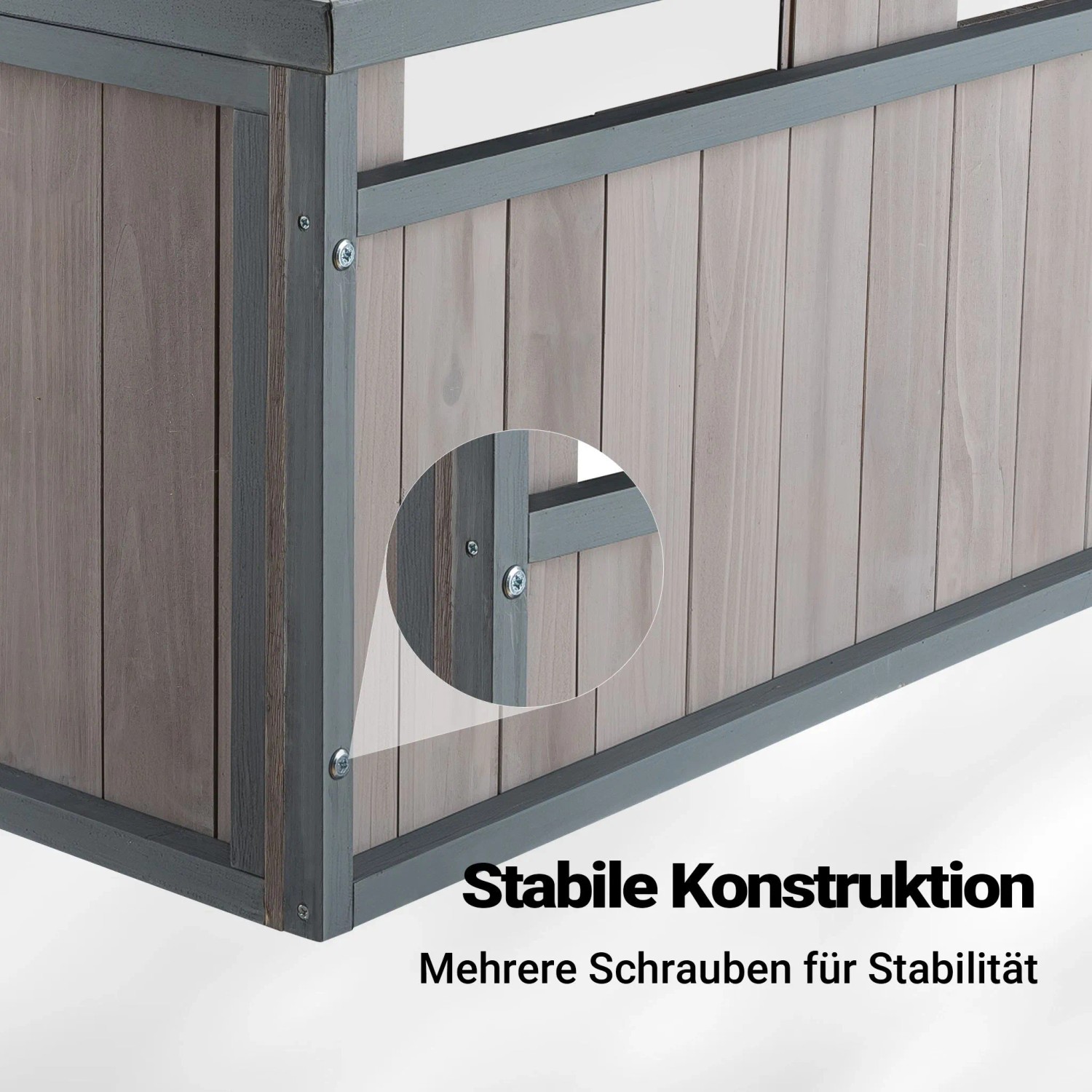 Detail der stabilen Konstruktion der grauen Mähroboter Holzgarage aus Tannenholz mit sichtbaren Schrauben.