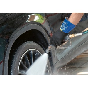 Uvex Rubiflex S XG27B Arbeitshandschuhe Gr. 10 beim Reinigen eines Autoreifens.